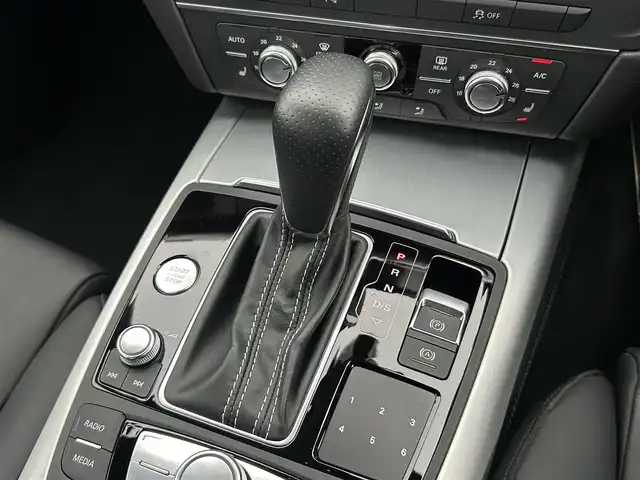 アウディ Ａ６ 2．0 TFSI クワトロSライン 茨城県 2017(平29)年 4.3万km グレイシアホワイトメタリック アシスタンスパッケージ /ACC /マトリクスLED /BOSE /黒革 /シートヒーター /パワーシート /レーンアシスト /サイドアシスト /バックカメラ /パーキングエイド /MMIナビ /12セグ /BT /DVD /USB  /アドバンストキー /ETC2.0 /純正19inAW /禁煙車