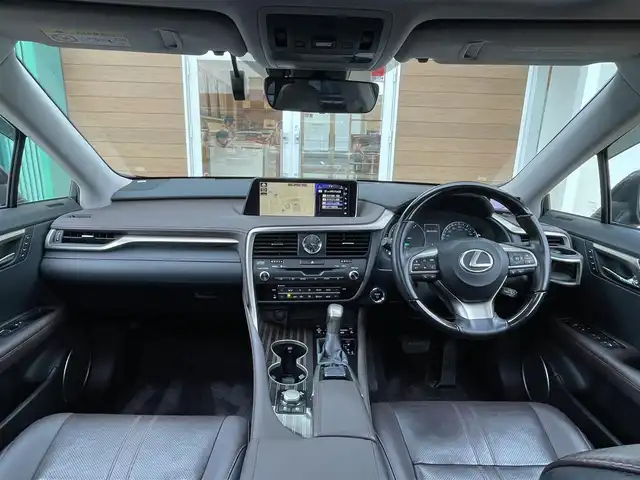 レクサス ＲＸ 450h バージョンL 宮崎県 2017(平29)年 8.6万km グラファイトブラックガラスフレーク 4WD/パノラマルーフ/ルーフレール/純正12.3型ナビ/フルセグTV/パワーバックドア/パノラミックビューモニター/ビルトインETC2.0/ドライブレコーダー/純正11.6型後席用ディスプレイ/レーダークルーズコントロール/クリアランスソナー/セーフティシステムプラス/・プリクラッシュセーフティシステム/・レーンキーピングアシスト/・オートマチックハイビーム/リアクロストラフィックアラート/リアクロストラフィックオートブレーキ/ブラインドスポットモニター/角型3眼LEDヘッドランプ/本木製/革巻きコンビステアリング/ステアリングヒーター/ブラウン革シート/全席シートヒーター/前席パワーシート/ポジションメモリー/前席コンフォータブルエアシート/純正オプ20インチアルミホイール/スマートエントリー/スタートシステム/禁煙車