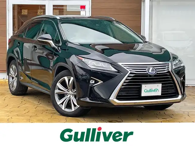 レクサス ＲＸ 450h バージョンL 宮崎県 2017(平29)年 8.6万km グラファイトブラックガラスフレーク 4WD/パノラマルーフ/ルーフレール/純正12.3型ナビ/フルセグTV/パワーバックドア/パノラミックビューモニター/ビルトインETC2.0/ドライブレコーダー/純正11.6型後席用ディスプレイ/レーダークルーズコントロール/クリアランスソナー/セーフティシステムプラス/・プリクラッシュセーフティシステム/・レーンキーピングアシスト/・オートマチックハイビーム/リアクロストラフィックアラート/リアクロストラフィックオートブレーキ/ブラインドスポットモニター/角型3眼LEDヘッドランプ/本木製/革巻きコンビステアリング/ステアリングヒーター/ブラウン革シート/全席シートヒーター/前席パワーシート/ポジションメモリー/前席コンフォータブルエアシート/純正オプ20インチアルミホイール/スマートエントリー/スタートシステム/禁煙車