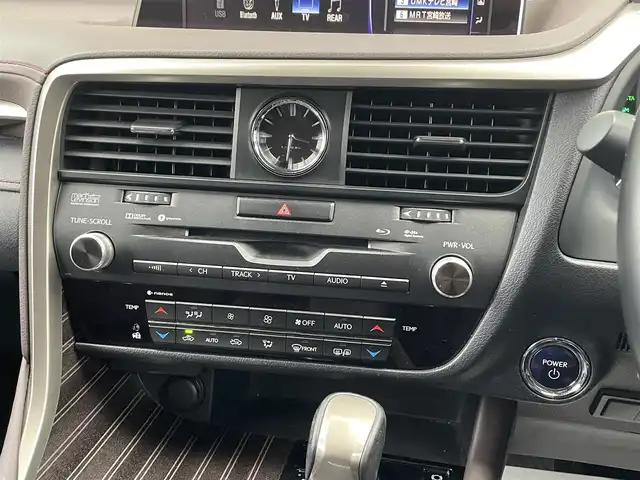 レクサス ＲＸ 450h バージョンL 宮崎県 2017(平29)年 8.6万km グラファイトブラックガラスフレーク 4WD/パノラマルーフ/ルーフレール/純正12.3型ナビ/フルセグTV/パワーバックドア/パノラミックビューモニター/ビルトインETC2.0/ドライブレコーダー/純正11.6型後席用ディスプレイ/レーダークルーズコントロール/クリアランスソナー/セーフティシステムプラス/・プリクラッシュセーフティシステム/・レーンキーピングアシスト/・オートマチックハイビーム/リアクロストラフィックアラート/リアクロストラフィックオートブレーキ/ブラインドスポットモニター/角型3眼LEDヘッドランプ/本木製/革巻きコンビステアリング/ステアリングヒーター/ブラウン革シート/全席シートヒーター/前席パワーシート/ポジションメモリー/前席コンフォータブルエアシート/純正オプ20インチアルミホイール/スマートエントリー/スタートシステム/禁煙車