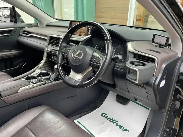 レクサス ＲＸ 450h バージョンL 宮崎県 2017(平29)年 8.6万km グラファイトブラックガラスフレーク 4WD/パノラマルーフ/ルーフレール/純正12.3型ナビ/フルセグTV/パワーバックドア/パノラミックビューモニター/ビルトインETC2.0/ドライブレコーダー/純正11.6型後席用ディスプレイ/レーダークルーズコントロール/クリアランスソナー/セーフティシステムプラス/・プリクラッシュセーフティシステム/・レーンキーピングアシスト/・オートマチックハイビーム/リアクロストラフィックアラート/リアクロストラフィックオートブレーキ/ブラインドスポットモニター/角型3眼LEDヘッドランプ/本木製/革巻きコンビステアリング/ステアリングヒーター/ブラウン革シート/全席シートヒーター/前席パワーシート/ポジションメモリー/前席コンフォータブルエアシート/純正オプ20インチアルミホイール/スマートエントリー/スタートシステム/禁煙車