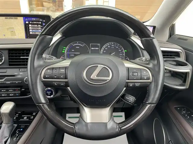 レクサス ＲＸ 450h バージョンL 宮崎県 2017(平29)年 8.6万km グラファイトブラックガラスフレーク 4WD/パノラマルーフ/ルーフレール/純正12.3型ナビ/フルセグTV/パワーバックドア/パノラミックビューモニター/ビルトインETC2.0/ドライブレコーダー/純正11.6型後席用ディスプレイ/レーダークルーズコントロール/クリアランスソナー/セーフティシステムプラス/・プリクラッシュセーフティシステム/・レーンキーピングアシスト/・オートマチックハイビーム/リアクロストラフィックアラート/リアクロストラフィックオートブレーキ/ブラインドスポットモニター/角型3眼LEDヘッドランプ/本木製/革巻きコンビステアリング/ステアリングヒーター/ブラウン革シート/全席シートヒーター/前席パワーシート/ポジションメモリー/前席コンフォータブルエアシート/純正オプ20インチアルミホイール/スマートエントリー/スタートシステム/禁煙車