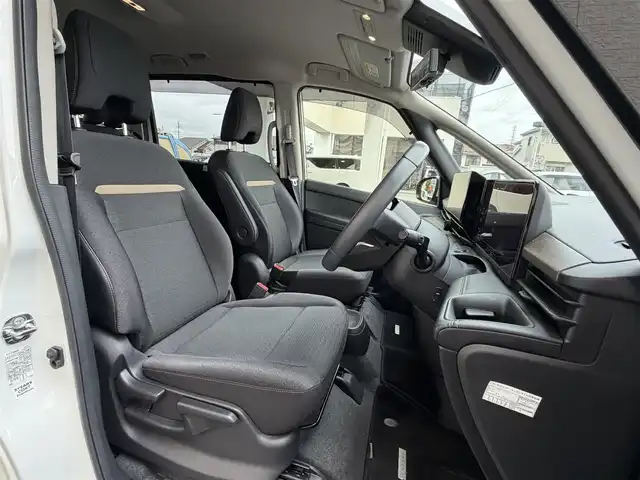 日産 セレナ e－パワー ハイウェイスター V 兵庫県 2023(令5)年 2.4万km プリズムホワイト 12.3インチディスプレイナビ/(BT/USBHDMI/AppleCarPlay)/全周囲カメラ/ETC2.0/両側パワースライドドア/プロパイロット/前後コーナーセンサー/ブラインドスポットモニター/LEDヘッドライト/オートライト/オートハイビーム/フォグランプ/前席シートヒーター/後席シートヒーター/ステアリングリモコン/ステアリングヒーター/電動格納ミラー/スマートキー/純正ドアバイザー/純正フロアマット/純正アルミ16インチ