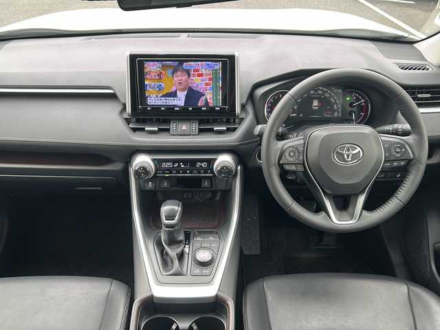 トヨタ ＲＡＶ４ G Zパッケージ 佐賀県 2019(令1)年 6万km ホワイトパールクリスタルシャイン ワンオーナー/純正9インチナビ/バックカメラ/プリクラッシュセーフティ/レーンディパーチャーアラート/オートハイビーム/アダプティブクルーズコントロール/ブラインドスポットモニター/リアクロストラフィックアラート/クリアランスソナー/電動パーキングブレーキ/オートブレーキホールド/パワーバックドア/レザーシート/シートヒーター/メモリパワーシート/ステアリングヒーター/ステアリングリモコン/ビルトインETC/ドライブレコーダー/プッシュスタート/スマートキー/LEDヘッドライト/フォグライト/純正アルミホイール