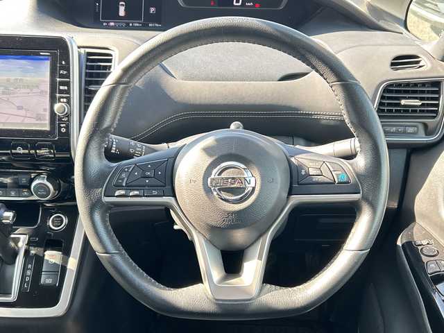 日産 セレナ ハイウェイスター G 千葉県 2016(平28)年 8万km ブリリアントホワイトパール ９型ナビＭＭ５１６Ｄ－Ｌ　フリップダウンモニター　プロパイロット　両側電動スライドドア　全方位カメラ　デジタルインナーミラー　セーフティパックＢ　ＥＴＣ　クルコン　ＢＴ　革調シートカバー　車高調