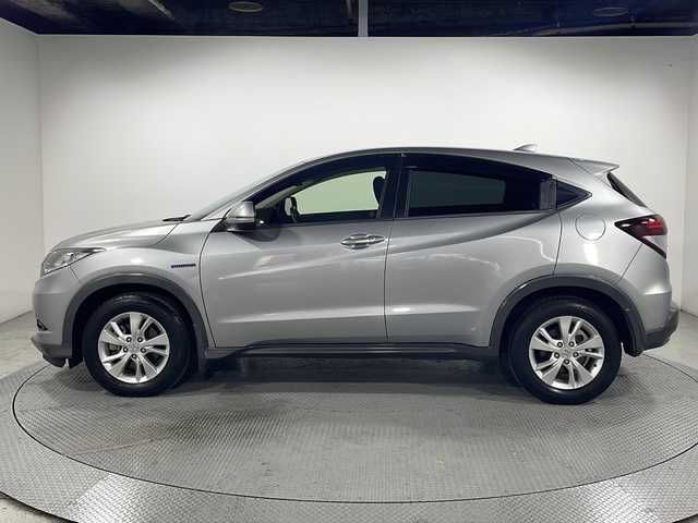 ホンダ ヴェゼル ハイブリッド X ホンダセンシング 広島県 2016(平28)年 3万km ルナシルバーM 純正ナビ　/バックカメラ　/レーダークルーズコントロール　/パドルシフト　/チップアップシート　/レーンキープ　　/オートライト　/衝突軽減システム　/LEDヘッドランプ　/フォグランプ　/Ｂｌｕｅｔｏｏｔｈ　/ＥＴＣ/純正16インチアルミホイール（215/60/R16）/エアバック（運転席/助手席/サイド）/カーテンエアバック