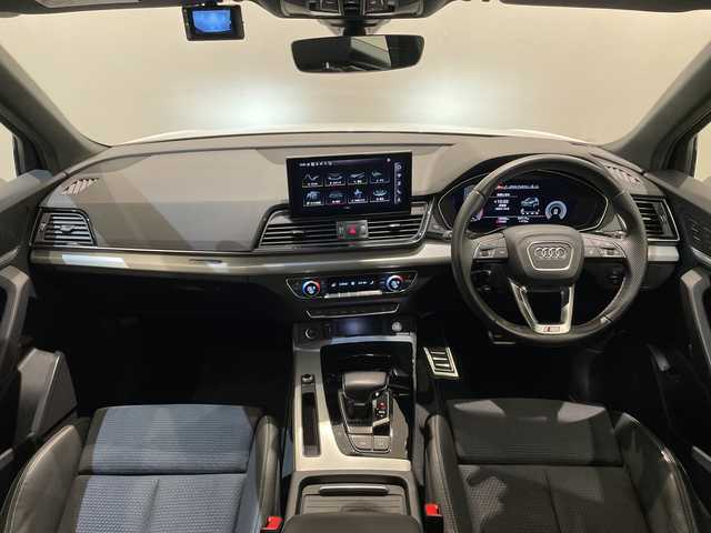 アウディ アウディ Ｑ５ 40TDIクワトロ Sライン 新潟県 2022(令4)年 1.9万km グレイシアホワイトメタリック スペシャルオプション（受注生産）/パノラマサンルーフ/TVチューナー/オプション/アシスタンスパッケージ /・LEDヘッドライト ・LEDリヤコンビネーションライト/・アウディプレセンスリヤ/・アウディサイドアシスト/・バーチャルコックピット/plus パッケージ/・マトリクスLEDヘッドライトパッケージ/・アルミホイール 5ダブルアームデザイン/・コントラストグレー 8J×19/・アコースティックガラス（フロントサイド）/コンフォートパッケージ/・スマートフォンワイヤレスチャージング/・リヤシートUSBチャージング/・ステアリングヒーター/S line パッケージ/ ・S line バンパー/・ドアシルトリムS lineロゴ ・S line エクステリアロゴ/・マルチカラーアンビエントライティング/全方位カメラ/シートヒーター（フロント）/オートマチックテールゲート/アダプティブクルーズコントロール/アルミホイール 5スポークダイナミックデザイン/パークアシスト/純正HDDナビ/・FM/AM/Bluetooth