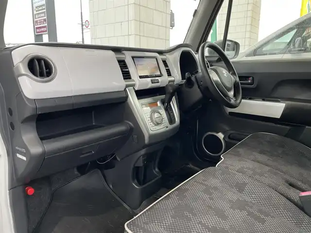 スズキ ハスラー G 岡山県 2018(平30)年 5.1万km ピュアホワイトP 登録時走行距離50979km/純正SDナビ/(AM/FM/BT/TV/DISC)/衝突被害軽減システム/横滑り防止装置/盗難防止装置/アイドリングストップ/D席＋N席シートヒーター/スマートキー/ABS/パワーステアリング/パワーウィンドウ/純正15インチアルミホイール/純正フロアマット/フルフラットシート/ベンチシート/保証書/取扱説明書/記録簿