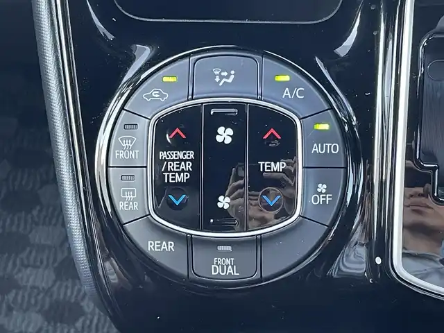 トヨタ ノア Si ダブルバイビーⅡ 愛媛県 2020(令2)年 5.5万km ブラック 純正9インチナビ/フルセグＴＶ/DVD/CD/BT/USB/バックカメラ/純正12.1インチフリップダウンモニター/両側電動スライドドア/トヨタセーフティセンス/クルーズコントロール/衝突被害軽減装置/横滑り防止装置/車線逸脱防止装置/先進車発進お知らせ警報/ビルトインETC/ハーフレザーシート/リアルーフスポイラー/LEDヘットライト/LEDフォグライプ/プッシュエンジンスタート/アイドリングストップ/ＩＳＯＦＩＸ/ステアリングリモコン/ウィンカーミラー/現状サマー(純正AＷ)(205/60/R16)