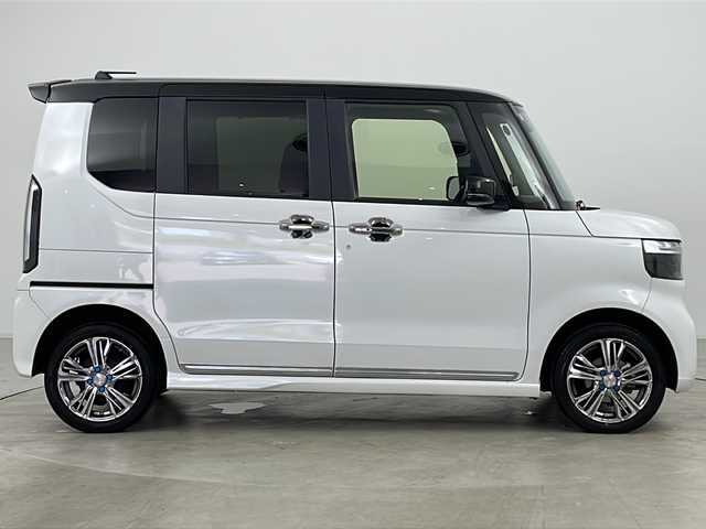 ホンダ Ｎ ＢＯＸ カスタム ターボ コーディネートS 道央・札幌 2024(令6)年 0.6万km プラチナホワイトパール ・ワンオーナー/・純正ナビ&BT&CD&DVD&USB&iPod&AppleCarplay&AndroidAuto&SD/・ホンダセンシング/・衝突軽減ブレーキ/・先行車発進お知らせ機能/・歩行者事故低減ステアリング/・路外逸脱抑制機能/・標識認識機能/・渋滞追従機能付アダプティブクルーズコントロール/・車線維持支援システム/・誤発進抑制機能/・後方誤発進抑制機能/・近距離衝突軽減ブレーキ/・パーキングセンサーシステム/・アイドリングストップシステム /・ビークルスタビリティアシスト/・前席シートヒーター/・レザーシート/・ETC/・パドルシフト/・ステアリングスイッチ/・革巻きステアリング/・電動格納ミラー/・社外フロアマット/・プッシュスタート/・LEDヘッドライト/・オートライト/・ヘッドライトレベライザー/・スマートキー/・スペアキー/・純正AW冬タイヤ積込/・保証書/・取扱説明書