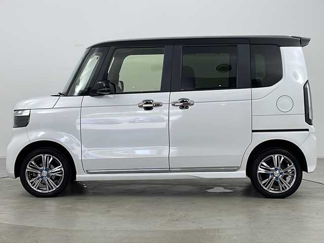 ホンダ Ｎ ＢＯＸ カスタム ターボ コーディネートS 道央・札幌 2024(令6)年 0.6万km プラチナホワイトパール ・ワンオーナー/・純正ナビ&BT&CD&DVD&USB&iPod&AppleCarplay&AndroidAuto&SD/・ホンダセンシング/・衝突軽減ブレーキ/・先行車発進お知らせ機能/・歩行者事故低減ステアリング/・路外逸脱抑制機能/・標識認識機能/・渋滞追従機能付アダプティブクルーズコントロール/・車線維持支援システム/・誤発進抑制機能/・後方誤発進抑制機能/・近距離衝突軽減ブレーキ/・パーキングセンサーシステム/・アイドリングストップシステム /・ビークルスタビリティアシスト/・前席シートヒーター/・レザーシート/・ETC/・パドルシフト/・ステアリングスイッチ/・革巻きステアリング/・電動格納ミラー/・社外フロアマット/・プッシュスタート/・LEDヘッドライト/・オートライト/・ヘッドライトレベライザー/・スマートキー/・スペアキー/・純正AW冬タイヤ積込/・保証書/・取扱説明書