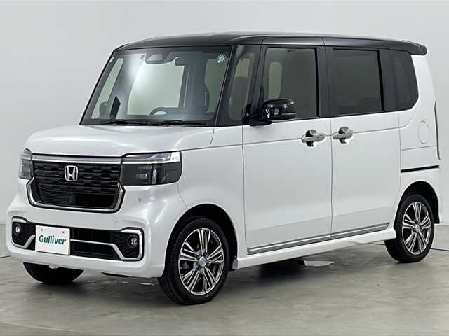 ホンダ Ｎ ＢＯＸ カスタム ターボ コーディネートS 道央・札幌 2024(令6)年 0.6万km プラチナホワイトパール ・ワンオーナー/・純正ナビ&BT&CD&DVD&USB&iPod&AppleCarplay&AndroidAuto&SD/・ホンダセンシング/・衝突軽減ブレーキ/・先行車発進お知らせ機能/・歩行者事故低減ステアリング/・路外逸脱抑制機能/・標識認識機能/・渋滞追従機能付アダプティブクルーズコントロール/・車線維持支援システム/・誤発進抑制機能/・後方誤発進抑制機能/・近距離衝突軽減ブレーキ/・パーキングセンサーシステム/・アイドリングストップシステム /・ビークルスタビリティアシスト/・前席シートヒーター/・レザーシート/・ETC/・パドルシフト/・ステアリングスイッチ/・革巻きステアリング/・電動格納ミラー/・社外フロアマット/・プッシュスタート/・LEDヘッドライト/・オートライト/・ヘッドライトレベライザー/・スマートキー/・スペアキー/・純正AW冬タイヤ積込/・保証書/・取扱説明書