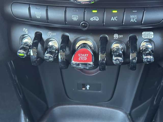 ＭＩＮＩ ミニ クーパー S 福岡県 2019(令1)年 2.1万km 青 ペッパーパッケージ/アダプティブクルーズコントロール/ユニオンジャックテールランプ　/純正ナビ/バックカメラ　/Bluetooth/前後パークディスタンスコントロール/LEDライト/オートライト/オートワイパー/ステアリングスイッチ/パドルシフト　/純正17インチアルミホイール/ミラー一体型ETC/取扱説明書/保証書/スペアキー×1