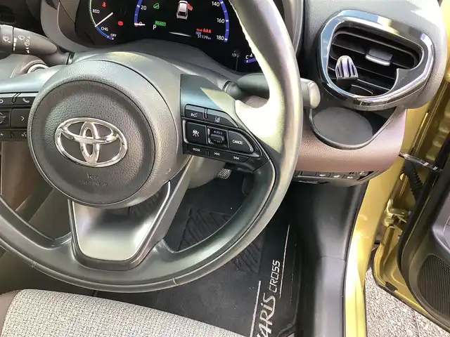トヨタ ヤリスクロス ハイブリッド Z 神奈川県 2020(令2)年 5.2万km ブラスゴールドメタリック ワンオーナー/セーフティーセンス/スタッドレス付き/純正ディスプレイオーディオ/Bluetooth/AM/FM/レーダークルーズコントロール/衝突被害軽減ブレーキ/コーナーセンサー/レーンアシスト/パワーシート/シートヒーター/ハーフレザーシート/ETC/純正フロアマット/純正18インチアルミホイール/LEDオートライト/オートマチックハイビーム/電動格納ミラー