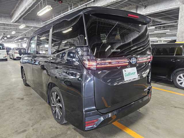 トヨタ ヴォクシー ハイブリッド S－Z 福岡県 2022(令4)年 7.4万km グリッターブラックガラスフレーク 〇純正8インチディスプレイオーディオ/〇フルセグTV/〇両側パワースライドドア/〇バックカメラ/〇ETC/〇ドライブレコーダー/〇バックカメラ/〇レーダークルーズコントロール/〇コーナーセンサー/〇セーフティセンス/〇プリクラッシュセーフティ/〇LEDヘッドランプ/〇オートライト/〇革巻きステアリング/〇左右独立温度調整オートエアコン/〇合皮/ファブリックコンビシート/〇純正17インチV字スポーク切削光輝ダークグレーメタリック塗装アルミホイール/〇スマートエントリー/スタートシステム/〇禁煙車