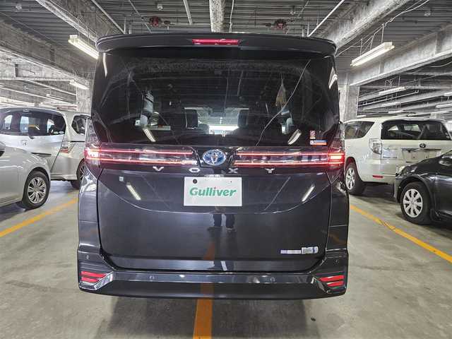 トヨタ ヴォクシー ハイブリッド S－Z 福岡県 2022(令4)年 7.4万km グリッターブラックガラスフレーク 〇純正8インチディスプレイオーディオ/〇フルセグTV/〇両側パワースライドドア/〇バックカメラ/〇ETC/〇ドライブレコーダー/〇バックカメラ/〇レーダークルーズコントロール/〇コーナーセンサー/〇セーフティセンス/〇プリクラッシュセーフティ/〇LEDヘッドランプ/〇オートライト/〇革巻きステアリング/〇左右独立温度調整オートエアコン/〇合皮/ファブリックコンビシート/〇純正17インチV字スポーク切削光輝ダークグレーメタリック塗装アルミホイール/〇スマートエントリー/スタートシステム/〇禁煙車