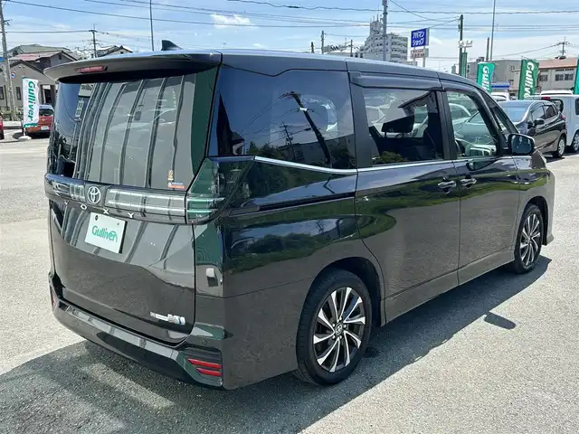 トヨタ ヴォクシー ハイブリッド S－Z 福岡県 2022(令4)年 7.4万km グリッターブラックガラスフレーク 〇純正8インチディスプレイオーディオ/〇フルセグTV/〇両側パワースライドドア/〇バックカメラ/〇ETC/〇ドライブレコーダー/〇バックカメラ/〇レーダークルーズコントロール/〇コーナーセンサー/〇セーフティセンス/〇プリクラッシュセーフティ/〇LEDヘッドランプ/〇オートライト/〇革巻きステアリング/〇左右独立温度調整オートエアコン/〇合皮/ファブリックコンビシート/〇純正17インチV字スポーク切削光輝ダークグレーメタリック塗装アルミホイール/〇スマートエントリー/スタートシステム/〇禁煙車