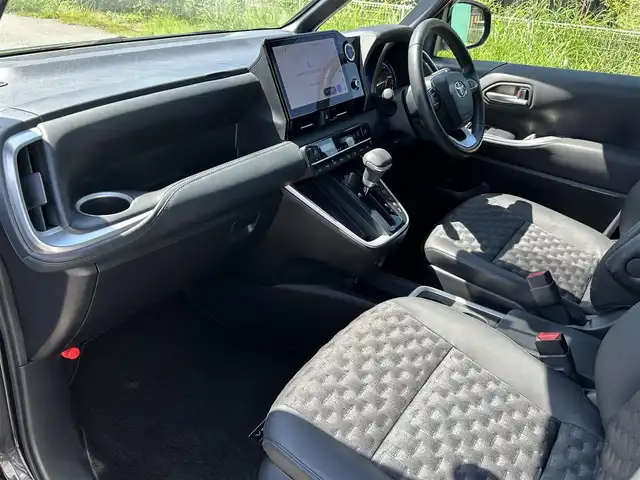 トヨタ ヴォクシー ハイブリッド S－Z 福岡県 2022(令4)年 7.4万km グリッターブラックガラスフレーク 〇純正8インチディスプレイオーディオ/〇フルセグTV/〇両側パワースライドドア/〇バックカメラ/〇ETC/〇ドライブレコーダー/〇バックカメラ/〇レーダークルーズコントロール/〇コーナーセンサー/〇セーフティセンス/〇プリクラッシュセーフティ/〇LEDヘッドランプ/〇オートライト/〇革巻きステアリング/〇左右独立温度調整オートエアコン/〇合皮/ファブリックコンビシート/〇純正17インチV字スポーク切削光輝ダークグレーメタリック塗装アルミホイール/〇スマートエントリー/スタートシステム/〇禁煙車