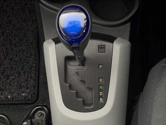 トヨタ アクア S 茨城県 2012(平24)年 7.6万km ライムホワイトパールクリスタルシャイン モデリスタエアロ/純正ナビ/　（CD/DVD/Bluetooth/TV）/バックカメラ/ETC/ステアリングスイッチ/ドライブレコーダー/電動格納ミラー/純正フロアマット/HIDライト/オートライト/プッシュスタート/スマートキー