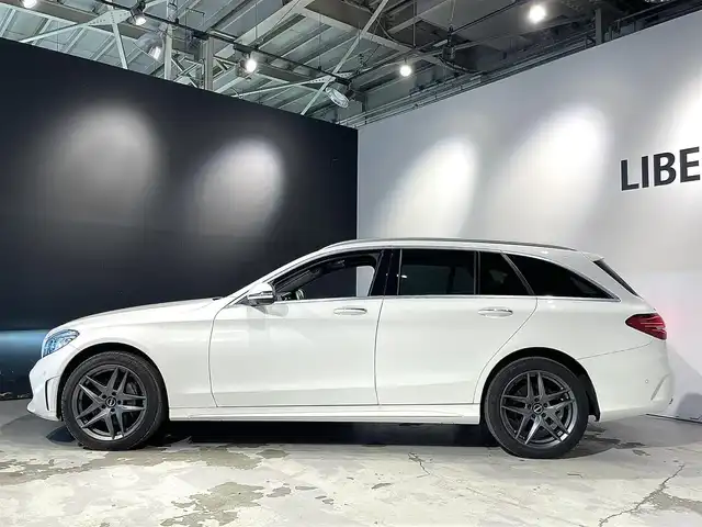 メルセデス・ベンツ Ｃ２００ 4マチック SW ローレウスED 道央・札幌 2020(令2)年 2.2万km ポーラホワイト AMGライン/・AMGスタイリングパッケージ（フロントスポイラー、サイド＆/　リアスカート）/・Mercedes-Benzロゴ付きブレーキキャリパー/　ドリルドベンチレーテッドディスク（フロント）/・ブラックアッシュウッドインテリアトリム/・１８インチAMG５ツインスポークアルミホイール/・レザーARTICOシート・スポーツシート（前席）/・AMGスポーツステアリング、ステンレスアクセル/　ブレーキペダル（ラバースタッド付）/パノラミックスライディングルーフ（挟み込み防止機能付き）/Burmesterサラウンドサウンドシステム/ACC/赤革シート/メモリー付パワーシート（D/N）/シートヒーター（D/N）/シートベンチレーション（D/N）/ヘッドアップディスプレイ/サラウンドビューカメラ/前後ドライブレコーダー/EASY-PACK自動開閉テールゲート/フルセグTV/ETC