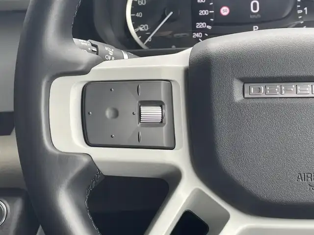 ランドローバー ランドローバー ディフェンダー 90S 高知県 2022(令4)年 1.5万km 黒 純正ナビ/　【Bluetooth/USB/Apple CarPlay】/ドライバーアシストパック/　・ブラインドスポットアシスト/　・クリアイジットモニター/　・アダプティブクルーズコントロール/　・リアコリジョモニター/　・リアトラフィックミニター/３６０°カメラ/レーンキープアシスト/レザーシート/純正１９インチAW