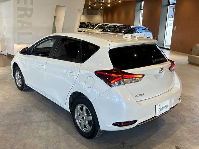 トヨタ オーリス 150X 道央・札幌 2015(平27)年 13.9万km ホワイトパールクリスタルシャイン ４WD/ワンオーナー/ホワイトパールクリスタルシャイン/スタッドレスタイヤAWセット積込み/純正HDDナビ(BT、AUX、ワンセグTV、CD)/ETC/AAC/オートライト/MTモード付き/盗難防止装置/取説、保証書、スペアキー１本