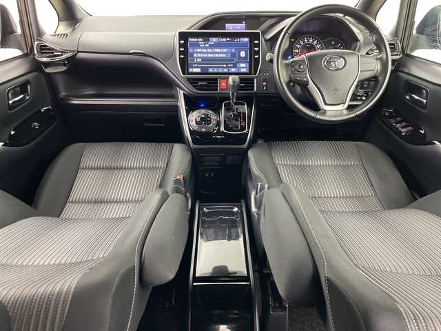 トヨタ ヴォクシー ZS 煌Ⅱ 道央・札幌 2019(平31)年 6.5万km イナズマスパーキングブラックガラスフレーク ・4WD/・寒冷地仕様/・純正ナビ&TV&CD&DVD&BT/・純正フリップダウンモニター/・バックカメラ/・両側パワースライドドア/・クルーズコントロール/・プリクラッシュセーフティ/・クリアランスソナー/・ビルトインETC/・LEDヘッドライト/・オートライト/・オートマチックハイビーム/・スマートキー