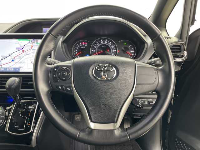 トヨタ ヴォクシー ZS 煌Ⅱ 道央・札幌 2019(平31)年 6.5万km イナズマスパーキングブラックガラスフレーク ・4WD/・寒冷地仕様/・純正ナビ&TV&CD&DVD&BT/・純正フリップダウンモニター/・バックカメラ/・両側パワースライドドア/・クルーズコントロール/・プリクラッシュセーフティ/・クリアランスソナー/・ビルトインETC/・LEDヘッドライト/・オートライト/・オートマチックハイビーム/・スマートキー