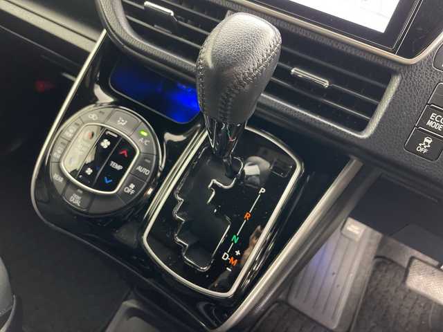 トヨタ ヴォクシー ZS 煌Ⅱ 道央・札幌 2019(平31)年 6.5万km イナズマスパーキングブラックガラスフレーク ・4WD/・寒冷地仕様/・純正ナビ&TV&CD&DVD&BT/・純正フリップダウンモニター/・バックカメラ/・両側パワースライドドア/・クルーズコントロール/・プリクラッシュセーフティ/・クリアランスソナー/・ビルトインETC/・LEDヘッドライト/・オートライト/・オートマチックハイビーム/・スマートキー