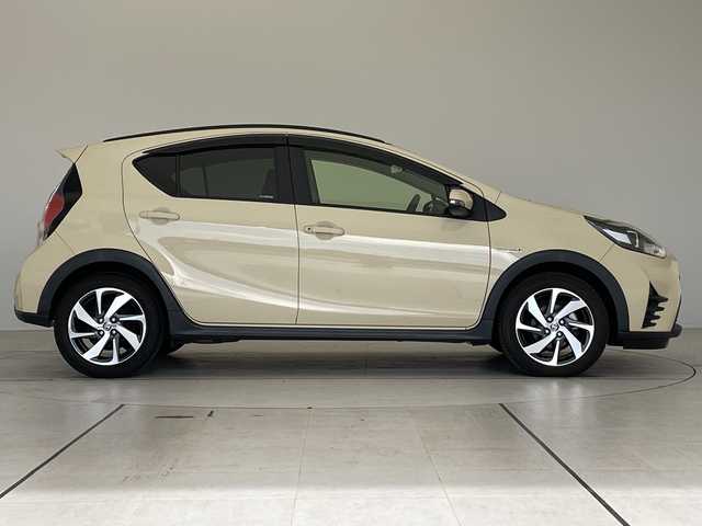 トヨタ アクア クロスオーバー 愛知県 2017(平29)年 5.7万km ベージュ 純正ナビ/バックカメラ/コーナーセンサー/純正アルミホイール/LEDヘッドライト/レーンキープアシスト/オートマチックハイビーム/ドライブレコーダー/衝突軽減システム/フルセグ/CD DVD/Bluetooth/ステアリングスイッチ/スマートキー/プッシュスタート