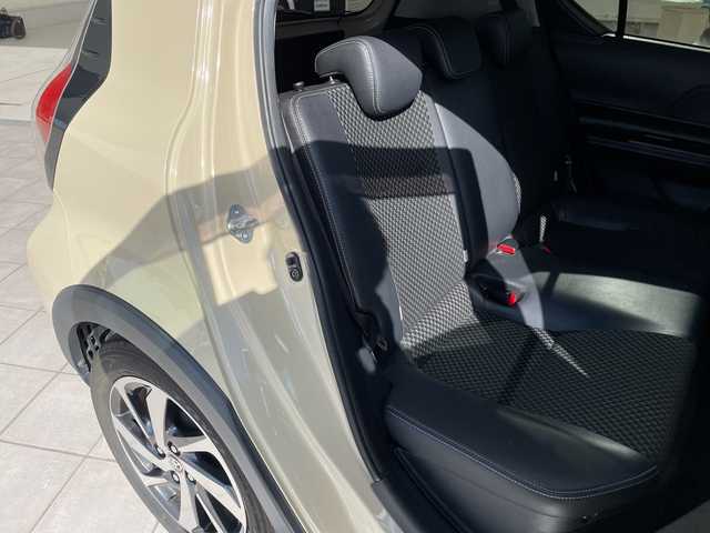 トヨタ アクア クロスオーバー 愛知県 2017(平29)年 5.7万km ベージュ 純正ナビ/バックカメラ/コーナーセンサー/純正アルミホイール/LEDヘッドライト/レーンキープアシスト/オートマチックハイビーム/ドライブレコーダー/衝突軽減システム/フルセグ/CD DVD/Bluetooth/ステアリングスイッチ/スマートキー/プッシュスタート