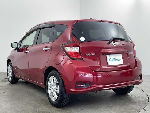 日産 ノート e－パワー X 兵庫県 2017(平29)年 4.2万km ガーネットレッド ・社外ナビ&TV&BT&SD&DVD&CD/・全方位カメラ/・ETC/・レーダー探知機/・デジタルインナーミラー/・コーナーセンサー/・エマージェンシーブレーキ/・先行者発進告知/・車線逸脱警報/・横滑り防止装置/・LEDオートライト/・ドアバイザー/・純正フロアマット/・スマートキー/・プッシュスタート/・ヘッドライトレベライザー/・ステアリングリモコン/・社外AW付き冬タイヤ車載