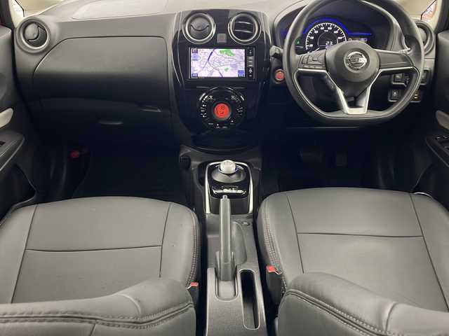 日産 ノート e－パワー X 愛知県 2017(平29)年 4.2万km ガーネットレッド ・社外ナビ&TV&BT&SD&DVD&CD/・全方位カメラ/・ETC/・ルーフラッピング/・レーダー探知機/・デジタルインナーミラー/・コーナーセンサー/・エマージェンシーブレーキ/・先行者発進告知/・車線逸脱警報/・横滑り防止装置/・LEDオートライト/・ドアバイザー/・純正フロアマット/・スマートキー/・プッシュスタート/・ヘッドライトレベライザー/・ステアリングリモコン/・社外AW付き冬タイヤ車載