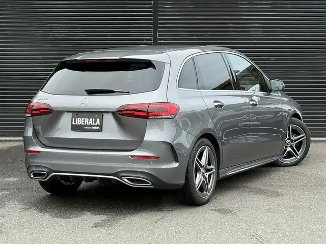 メルセデス・ベンツ Ｂ２００ｄ AMGライン 静岡県 2020(令2)年 2.5万km マウンテングレー ナビゲーションパッケージ/・Mercedes me connect ナビゲーションサービス/・Mercedes me connect /USBオンデマンド地図更新・オンライン地図更新/・VICS-FM多重放送/テレビ機能/・トラフィックサインアシスト/レーダーセーフティパッケージ/・アクティブディスタンスアシスト・ディストロニック/・アクティブブレーキアシスト/・PRE-SAFE/・PRE-SAFEプラス/・PRE-SAFEサウンド/・緊急回避補助システム/・渋滞時緊急ブレーキ機能/・アクティブブラインドスポットアシスト/・アクティブレーンキーピングアシスト/・アクティブステアリングアシスト/AMGスタイリングパッケージ/18インチAMGツインスポークアルミ/ハーフレザーシート/電動リアゲート/MBUX/(Bluetooth/USB/フルセグ)/バックカメラ/アダプティブクルーズコントロール/メモリー付パワーシート/シートヒーター/キーレスゴー/ETC2.0/ドライブレコーダー/純正フロアマット/保証書/取説/スペアキー