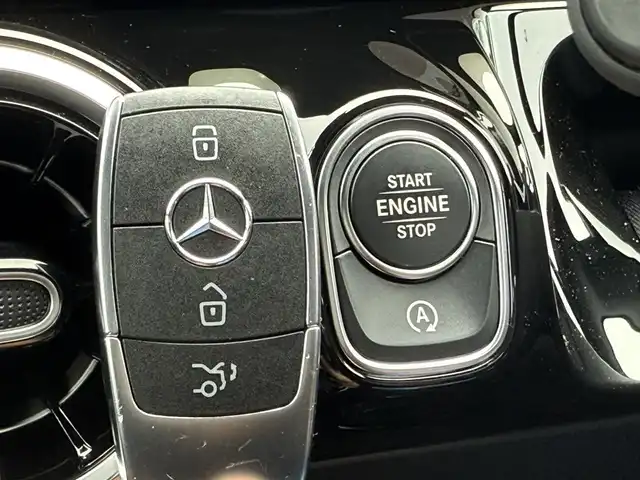 メルセデス・ベンツ Ｂ２００ｄ AMGライン 静岡県 2020(令2)年 2.5万km マウンテングレー ナビゲーションパッケージ/・Mercedes me connect ナビゲーションサービス/・Mercedes me connect /USBオンデマンド地図更新・オンライン地図更新/・VICS-FM多重放送/テレビ機能/・トラフィックサインアシスト/レーダーセーフティパッケージ/・アクティブディスタンスアシスト・ディストロニック/・アクティブブレーキアシスト/・PRE-SAFE/・PRE-SAFEプラス/・PRE-SAFEサウンド/・緊急回避補助システム/・渋滞時緊急ブレーキ機能/・アクティブブラインドスポットアシスト/・アクティブレーンキーピングアシスト/・アクティブステアリングアシスト/AMGスタイリングパッケージ/18インチAMGツインスポークアルミ/ハーフレザーシート/電動リアゲート/MBUX/(Bluetooth/USB/フルセグ)/バックカメラ/アダプティブクルーズコントロール/メモリー付パワーシート/シートヒーター/キーレスゴー/ETC2.0/ドライブレコーダー/純正フロアマット/保証書/取説/スペアキー