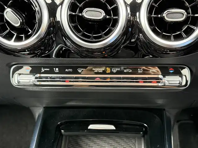 メルセデス・ベンツ Ｂ２００ｄ AMGライン 静岡県 2020(令2)年 2.5万km マウンテングレー ナビゲーションパッケージ/・Mercedes me connect ナビゲーションサービス/・Mercedes me connect /USBオンデマンド地図更新・オンライン地図更新/・VICS-FM多重放送/テレビ機能/・トラフィックサインアシスト/レーダーセーフティパッケージ/・アクティブディスタンスアシスト・ディストロニック/・アクティブブレーキアシスト/・PRE-SAFE/・PRE-SAFEプラス/・PRE-SAFEサウンド/・緊急回避補助システム/・渋滞時緊急ブレーキ機能/・アクティブブラインドスポットアシスト/・アクティブレーンキーピングアシスト/・アクティブステアリングアシスト/AMGスタイリングパッケージ/18インチAMGツインスポークアルミ/ハーフレザーシート/電動リアゲート/MBUX/(Bluetooth/USB/フルセグ)/バックカメラ/アダプティブクルーズコントロール/メモリー付パワーシート/シートヒーター/キーレスゴー/ETC2.0/ドライブレコーダー/純正フロアマット/保証書/取説/スペアキー