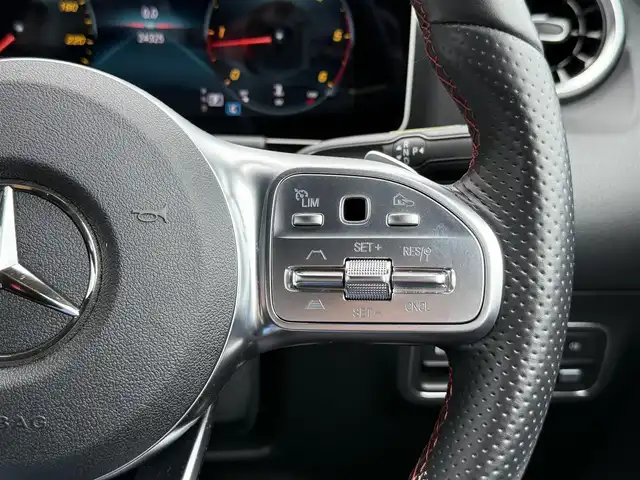 メルセデス・ベンツ Ｂ２００ｄ AMGライン 静岡県 2020(令2)年 2.5万km マウンテングレー ナビゲーションパッケージ/・Mercedes me connect ナビゲーションサービス/・Mercedes me connect /USBオンデマンド地図更新・オンライン地図更新/・VICS-FM多重放送/テレビ機能/・トラフィックサインアシスト/レーダーセーフティパッケージ/・アクティブディスタンスアシスト・ディストロニック/・アクティブブレーキアシスト/・PRE-SAFE/・PRE-SAFEプラス/・PRE-SAFEサウンド/・緊急回避補助システム/・渋滞時緊急ブレーキ機能/・アクティブブラインドスポットアシスト/・アクティブレーンキーピングアシスト/・アクティブステアリングアシスト/AMGスタイリングパッケージ/18インチAMGツインスポークアルミ/ハーフレザーシート/電動リアゲート/MBUX/(Bluetooth/USB/フルセグ)/バックカメラ/アダプティブクルーズコントロール/メモリー付パワーシート/シートヒーター/キーレスゴー/ETC2.0/ドライブレコーダー/純正フロアマット/保証書/取説/スペアキー