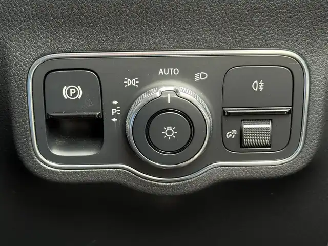 メルセデス・ベンツ Ｂ２００ｄ AMGライン 静岡県 2020(令2)年 2.5万km マウンテングレー ナビゲーションパッケージ/・Mercedes me connect ナビゲーションサービス/・Mercedes me connect /USBオンデマンド地図更新・オンライン地図更新/・VICS-FM多重放送/テレビ機能/・トラフィックサインアシスト/レーダーセーフティパッケージ/・アクティブディスタンスアシスト・ディストロニック/・アクティブブレーキアシスト/・PRE-SAFE/・PRE-SAFEプラス/・PRE-SAFEサウンド/・緊急回避補助システム/・渋滞時緊急ブレーキ機能/・アクティブブラインドスポットアシスト/・アクティブレーンキーピングアシスト/・アクティブステアリングアシスト/AMGスタイリングパッケージ/18インチAMGツインスポークアルミ/ハーフレザーシート/電動リアゲート/MBUX/(Bluetooth/USB/フルセグ)/バックカメラ/アダプティブクルーズコントロール/メモリー付パワーシート/シートヒーター/キーレスゴー/ETC2.0/ドライブレコーダー/純正フロアマット/保証書/取説/スペアキー