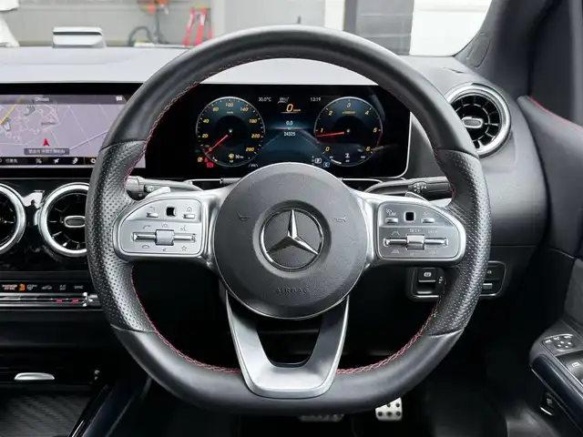 メルセデス・ベンツ Ｂ２００ｄ AMGライン 静岡県 2020(令2)年 2.5万km マウンテングレー ナビゲーションパッケージ/・Mercedes me connect ナビゲーションサービス/・Mercedes me connect /USBオンデマンド地図更新・オンライン地図更新/・VICS-FM多重放送/テレビ機能/・トラフィックサインアシスト/レーダーセーフティパッケージ/・アクティブディスタンスアシスト・ディストロニック/・アクティブブレーキアシスト/・PRE-SAFE/・PRE-SAFEプラス/・PRE-SAFEサウンド/・緊急回避補助システム/・渋滞時緊急ブレーキ機能/・アクティブブラインドスポットアシスト/・アクティブレーンキーピングアシスト/・アクティブステアリングアシスト/AMGスタイリングパッケージ/18インチAMGツインスポークアルミ/ハーフレザーシート/電動リアゲート/MBUX/(Bluetooth/USB/フルセグ)/バックカメラ/アダプティブクルーズコントロール/メモリー付パワーシート/シートヒーター/キーレスゴー/ETC2.0/ドライブレコーダー/純正フロアマット/保証書/取説/スペアキー