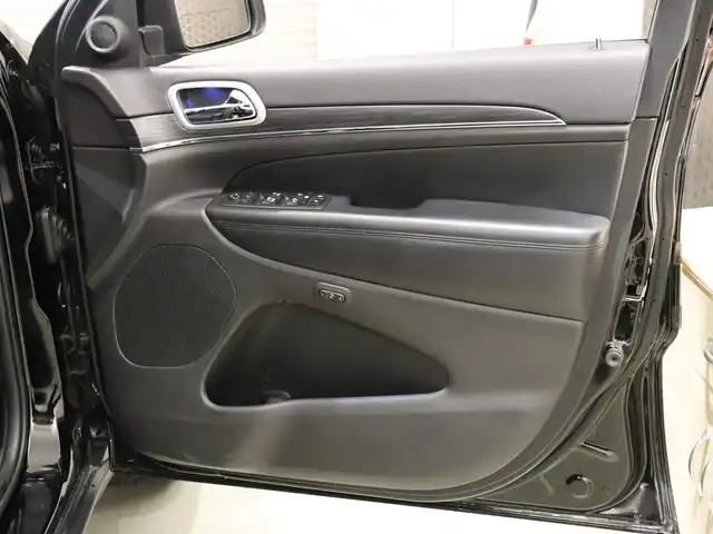 クライスラー・ジープ ジープ グランドチェロキー 静岡県 2020(令2)年 4万km ダイヤモンドブラッククリスタル ワンオーナー/HDDナビ/ワンセグテレビ/前後カメラ/アイドリングストップ/オートクルーズコントロール/プッシュスタート/ETC/パワーバックドア/ドアバイザー/シートヒーター/シートクーラー/エアサスペンション/ステアリングヒーター/パドルシフト/純正AW