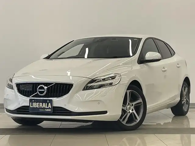 ボルボ Ｖ４０ D4 モメンタム 岡山県 2017(平29)年 6.6万km アイスホワイト 純正SENSUSナビ/Rカメラ/Bluetooth/フルセグTV/パワーシート（D）/LEDヘッドライト/オートライト/AHB/ESC/BLIS/シティーセーフティー/ドライバーアラート/オートワイパー/パドルシフト/PDC/ACC/インテリアシフト/純正17インチアルミ