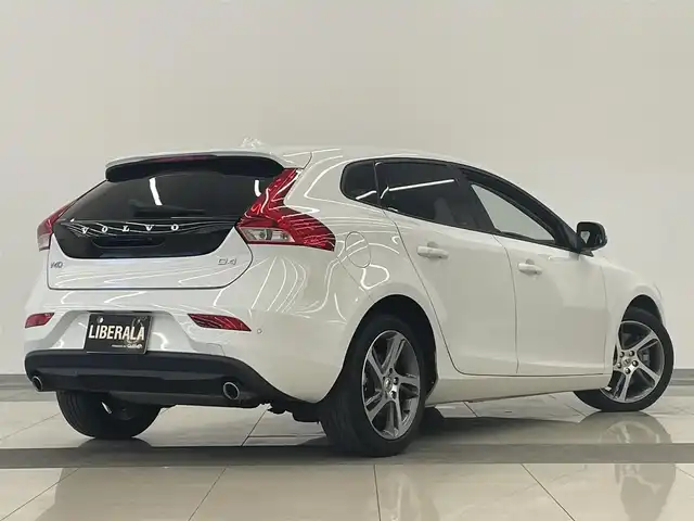 ボルボ Ｖ４０ D4 モメンタム 岡山県 2017(平29)年 6.6万km アイスホワイト 純正SENSUSナビ/Rカメラ/Bluetooth/フルセグTV/パワーシート（D）/LEDヘッドライト/オートライト/AHB/ESC/BLIS/シティーセーフティー/ドライバーアラート/オートワイパー/パドルシフト/PDC/ACC/インテリアシフト/純正17インチアルミ