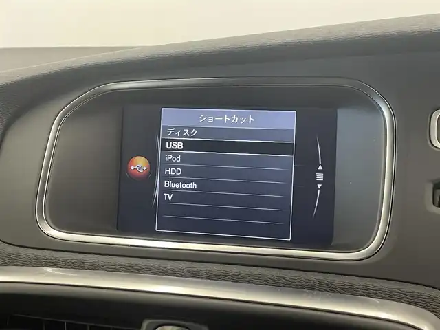 ボルボ Ｖ４０ D4 モメンタム 岡山県 2017(平29)年 6.6万km アイスホワイト 純正SENSUSナビ/Rカメラ/Bluetooth/フルセグTV/パワーシート（D）/LEDヘッドライト/オートライト/AHB/ESC/BLIS/シティーセーフティー/ドライバーアラート/オートワイパー/パドルシフト/PDC/ACC/インテリアシフト/純正17インチアルミ