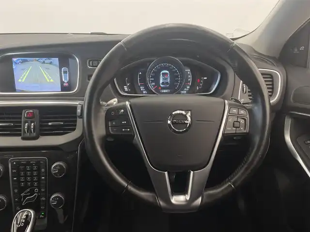 ボルボ Ｖ４０ D4 モメンタム 岡山県 2017(平29)年 6.6万km アイスホワイト 純正SENSUSナビ/Rカメラ/Bluetooth/フルセグTV/パワーシート（D）/LEDヘッドライト/オートライト/AHB/ESC/BLIS/シティーセーフティー/ドライバーアラート/オートワイパー/パドルシフト/PDC/ACC/インテリアシフト/純正17インチアルミ