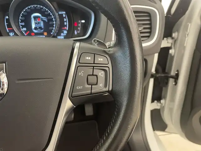 ボルボ Ｖ４０ D4 モメンタム 岡山県 2017(平29)年 6.6万km アイスホワイト 純正SENSUSナビ/Rカメラ/Bluetooth/フルセグTV/パワーシート（D）/LEDヘッドライト/オートライト/AHB/ESC/BLIS/シティーセーフティー/ドライバーアラート/オートワイパー/パドルシフト/PDC/ACC/インテリアシフト/純正17インチアルミ