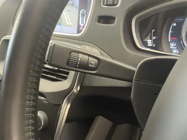 ボルボ Ｖ４０ D4 モメンタム 岡山県 2017(平29)年 6.6万km アイスホワイト 純正SENSUSナビ/Rカメラ/Bluetooth/フルセグTV/パワーシート（D）/LEDヘッドライト/オートライト/AHB/ESC/BLIS/シティーセーフティー/ドライバーアラート/オートワイパー/パドルシフト/PDC/ACC/インテリアシフト/純正17インチアルミ