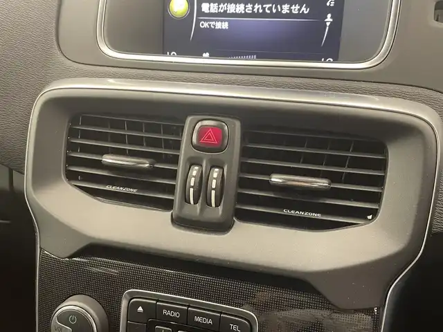 ボルボ Ｖ４０ D4 モメンタム 岡山県 2017(平29)年 6.6万km アイスホワイト 純正SENSUSナビ/Rカメラ/Bluetooth/フルセグTV/パワーシート（D）/LEDヘッドライト/オートライト/AHB/ESC/BLIS/シティーセーフティー/ドライバーアラート/オートワイパー/パドルシフト/PDC/ACC/インテリアシフト/純正17インチアルミ