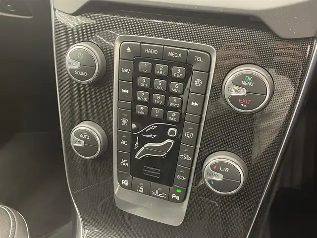 ボルボ Ｖ４０ D4 モメンタム 岡山県 2017(平29)年 6.6万km アイスホワイト 純正SENSUSナビ/Rカメラ/Bluetooth/フルセグTV/パワーシート（D）/LEDヘッドライト/オートライト/AHB/ESC/BLIS/シティーセーフティー/ドライバーアラート/オートワイパー/パドルシフト/PDC/ACC/インテリアシフト/純正17インチアルミ