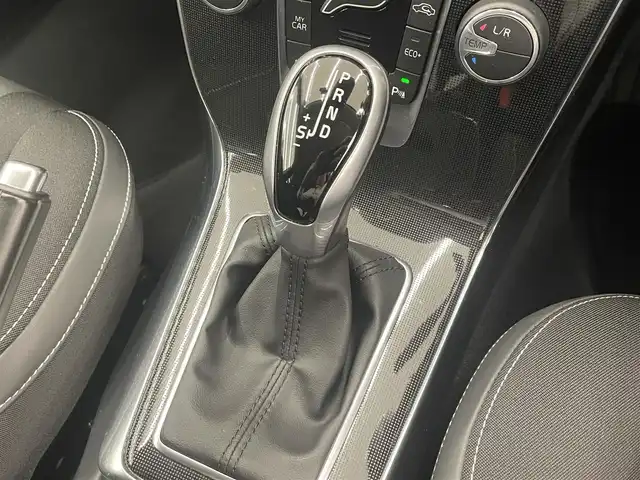 ボルボ Ｖ４０ D4 モメンタム 岡山県 2017(平29)年 6.6万km アイスホワイト 純正SENSUSナビ/Rカメラ/Bluetooth/フルセグTV/パワーシート（D）/LEDヘッドライト/オートライト/AHB/ESC/BLIS/シティーセーフティー/ドライバーアラート/オートワイパー/パドルシフト/PDC/ACC/インテリアシフト/純正17インチアルミ