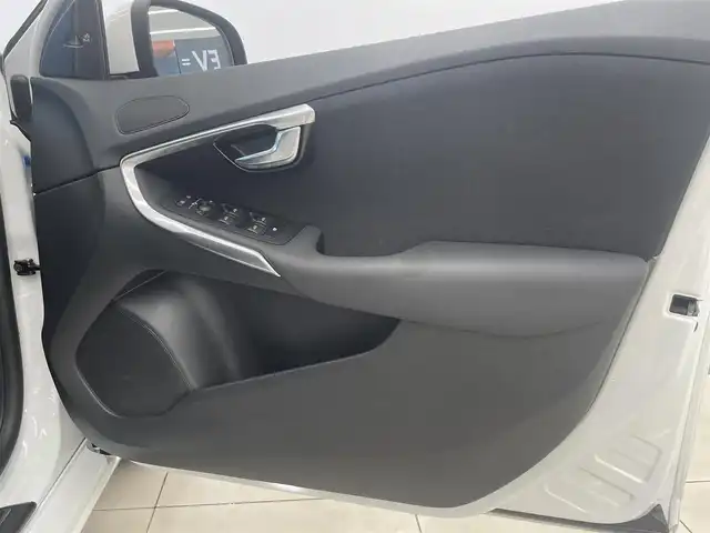 ボルボ Ｖ４０ D4 モメンタム 岡山県 2017(平29)年 6.6万km アイスホワイト 純正SENSUSナビ/Rカメラ/Bluetooth/フルセグTV/パワーシート（D）/LEDヘッドライト/オートライト/AHB/ESC/BLIS/シティーセーフティー/ドライバーアラート/オートワイパー/パドルシフト/PDC/ACC/インテリアシフト/純正17インチアルミ